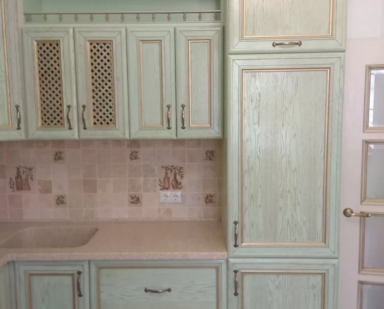Кухня из ДСП в классическом стиле Кухня из ДСП в классическом стиле