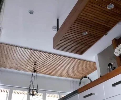 Потолок из деревянных реек
