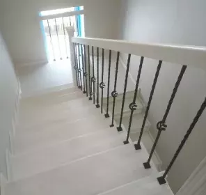 Отделка лестницы деревом с коваными балясинами д. Кузнецовское подворье
