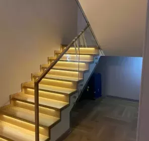 Отделка лестницы с подсветкой КП Солнечный город