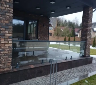 Стеклянное ограждение террасы