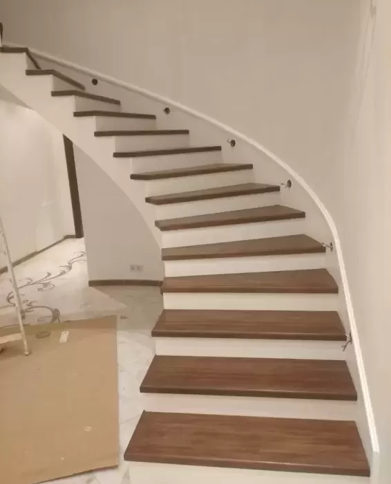 Отделка бетонной лестницы пос. Загорянский